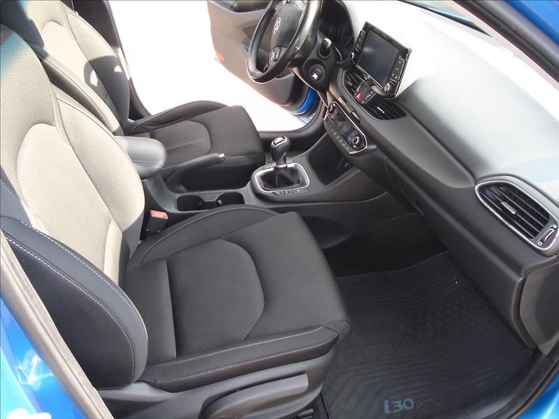 Hyundai i30 1,6 - fotka 20 z 36