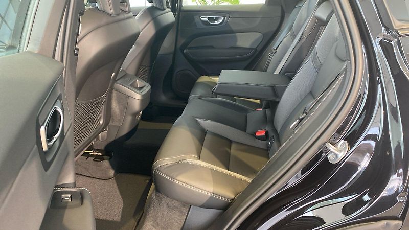 Volvo XC60 (2026) PLUS BLACK EDITION, B5 AWD, 18 - fotka 11 z 14
