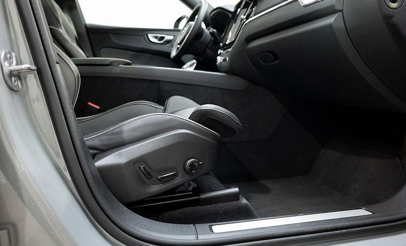 Volvo XC60 (2025) Plug-in hybrid PLUS DARK - fotka 13 z 26