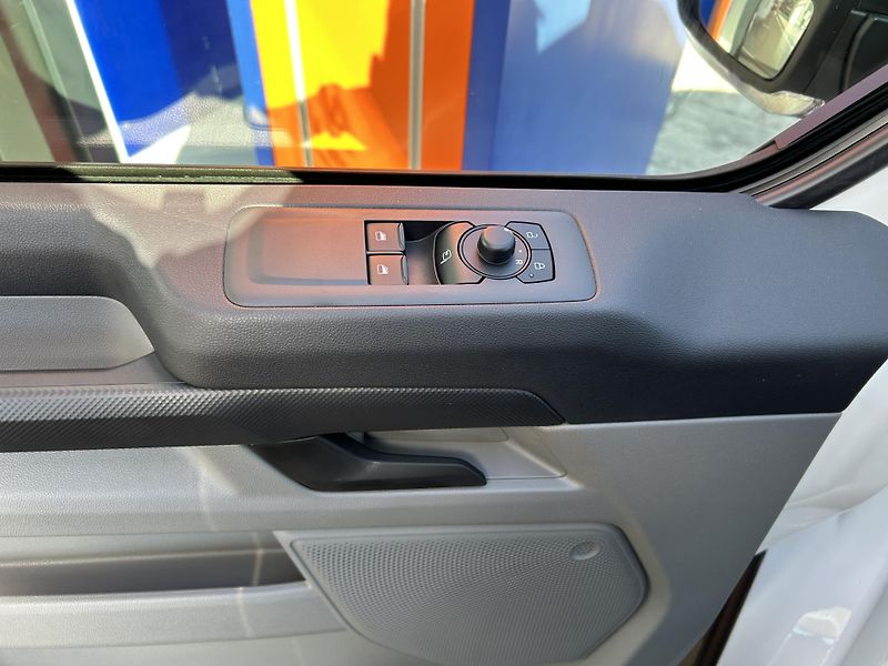 Ford Transit Custom 2.0 EcoBlue Trend 320 L2 100kW - fotka 13 z 32