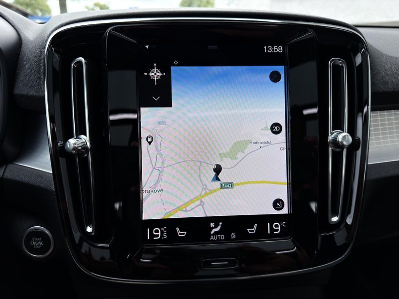 Volvo XC40 T2 FWD // CORE // PANORAMA - fotka 20 z 30