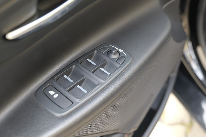 Jaguar XE 20t Prestige Meridian Kůže - fotka 17 z 35