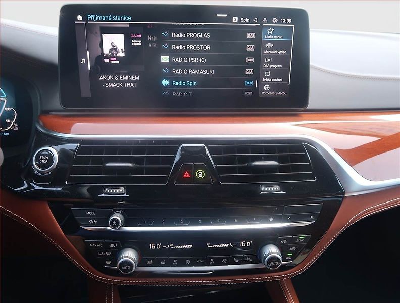 BMW Řada 5 (2021) Luxury Line 530e xDrive - fotka 12 z 19