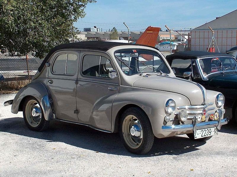 Renault 4CV byl prvním francouzským vozem s více než milionem vyrobených kusů. Zároveň se stal prvním západním osobním automobilem dováženým do někdejšího socialistického Československa. Foto: Wikimedia Commons, François Goglins, CC BY-SA 4.0