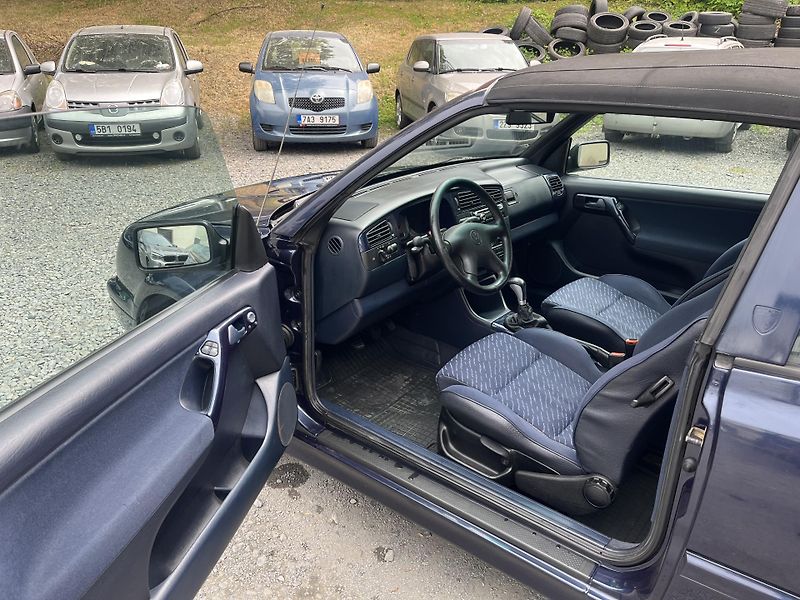 Volkswagen Golf (1996) 1,6 i 74 Kw CABRIO - fotka 8 z 14