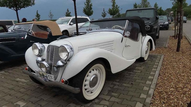 Pálavský Oldtimer přilákal na Břeclavsko desítky elegantnch veteránů.