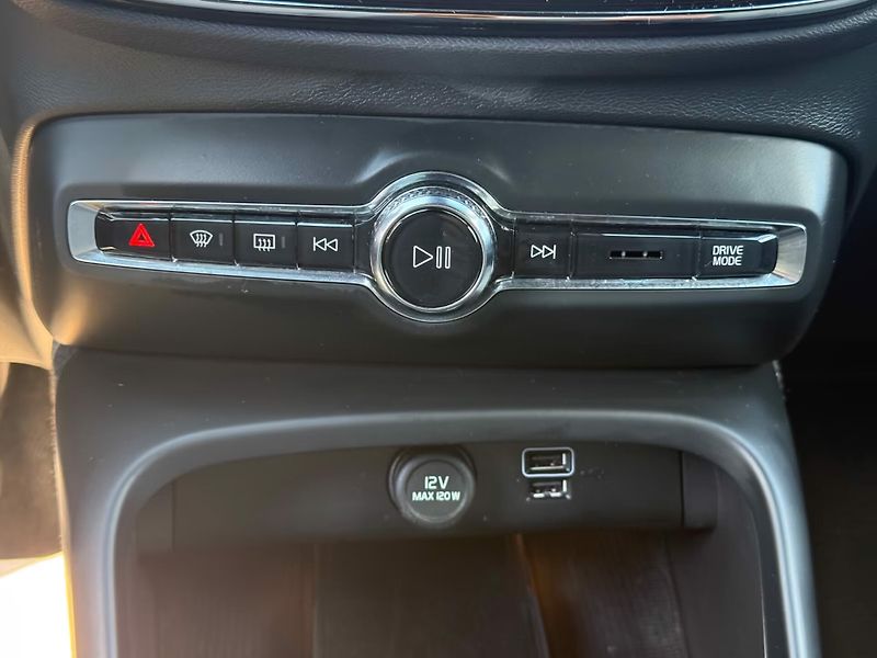 Volvo XC40 T2 Plus Dark H/K LED Kam Paměť - fotka 19 z 25