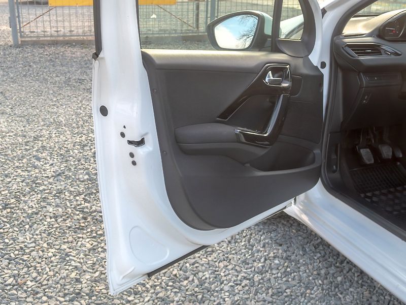 Peugeot 208 (2017) ČR 1.6HDI 55KW – SERVISKA - fotka 9 z 43