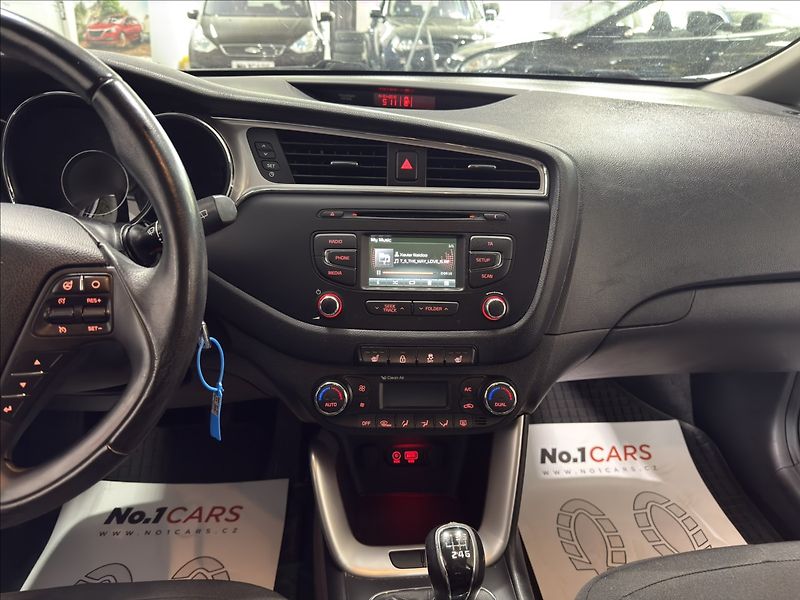 Kia Ceed 1,6   GDI KAMERA VÝHŘEV 61TKM - fotka 20 z 31