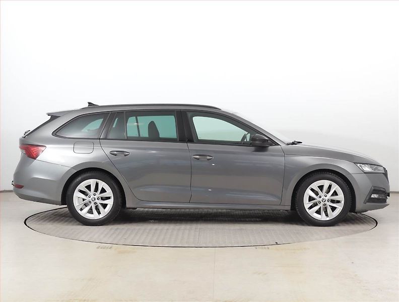 Škoda Octavia (2022) Ambition 1.0 TSI, Serv.kniha - fotka 6 z 21