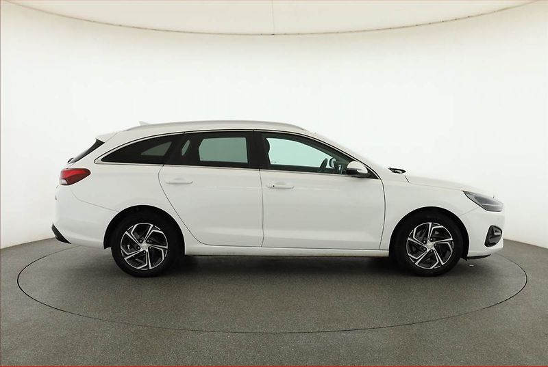 Hyundai i30 (2023) 1.0 T-GDI, Automat, Serv.kniha - fotka 6 z 17