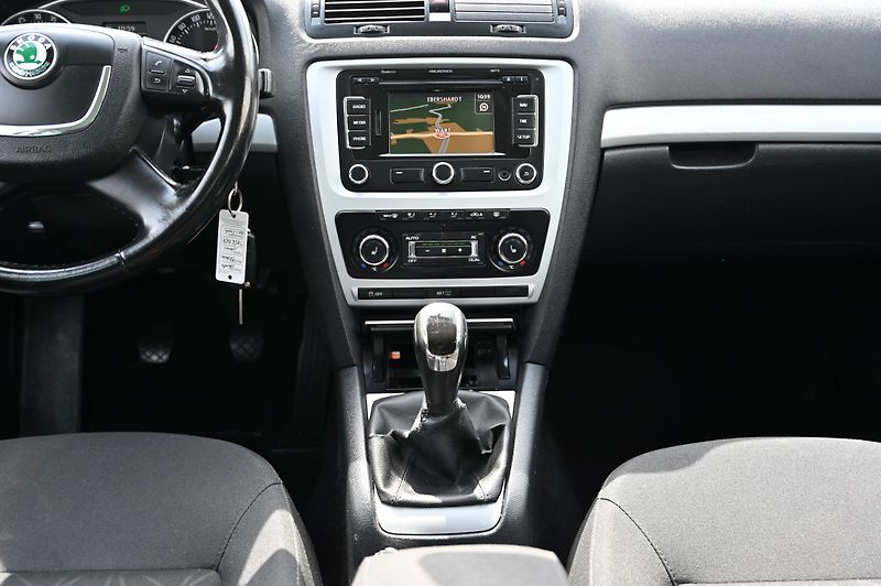 Škoda Octavia 2.0TDI 7/2011 Rezervace - fotka 15 z 50