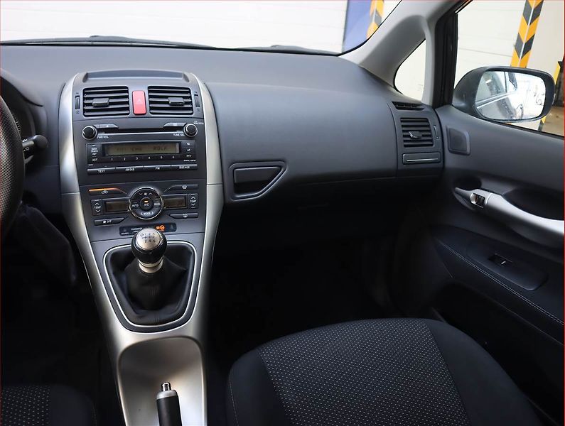 Toyota Auris (2012) 1.4 D-4D, Navi, Vyhř. sedaček - fotka 8 z 17