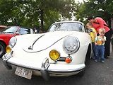 PORSCHE MNOHA PODOB A BAREV. Automobily Porsche přilákaly na výstaviště stovky lidí, kteří obdivovali jejich rozmanitost a nádheru. Pro mnohé z nich je tahle značka srdeční záležitostí.