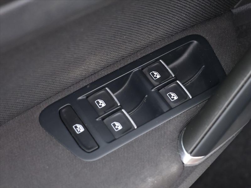 Volkswagen Golf 2,0 TSI GTI 180kW Performance - fotka 14 z 28