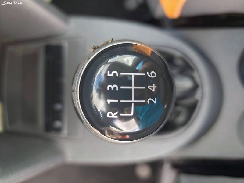 Volkswagen Touran (2014) - fotka 32 z 42