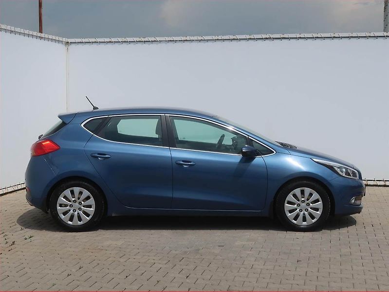 Kia Ceed (2013) Silver 1.6 GDI, Serv.kniha - fotka 6 z 14
