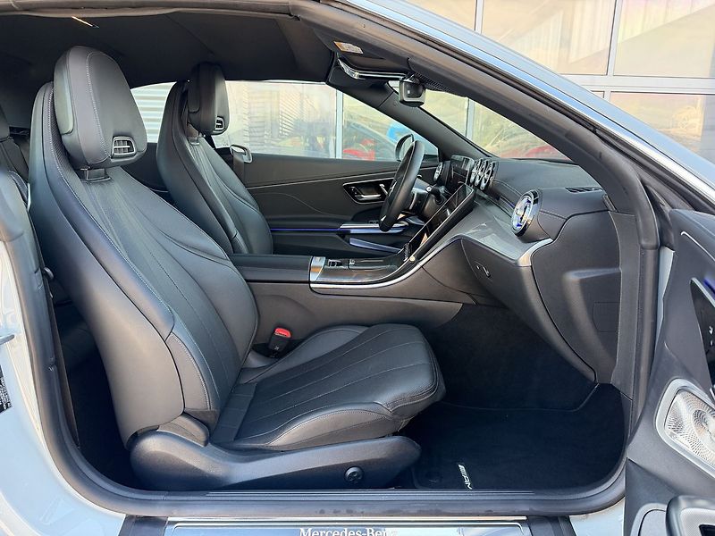 Mercedes-Benz CLE 300 4MATIC AMG Cabrio - fotka 10 z 35
