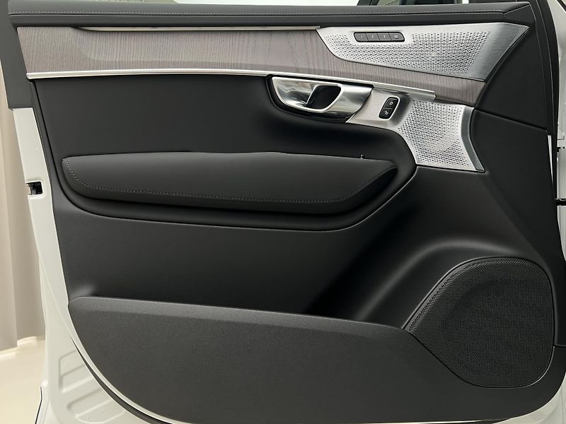 Volvo XC90 (2026) T8 AWD RECHARGE ULTRA DARK - fotka 25 z 46