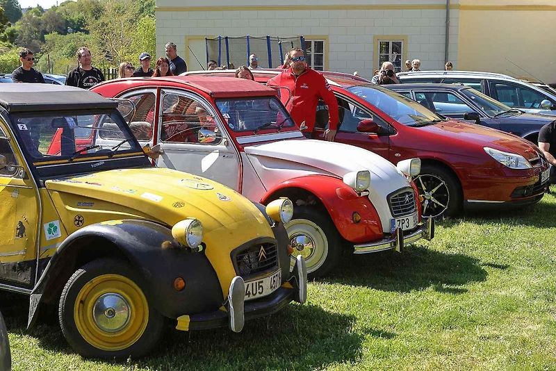 Jarní koulení - sraz automobilů a příznivců značky Citroën na zámku ve Svojšíně na Tachovsku.