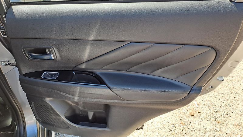 Mitsubishi Outlander 2.4 PHEV 4WD Business - fotka 10 z 28