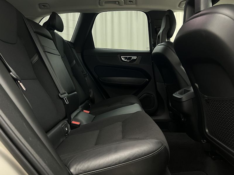 Volvo XC60 D4 AWD MOMENTUM AUT CZ - fotka 18 z 39