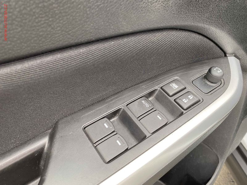 Suzuki Vitara (2018) 1.6 VVT, 2.maj,ČR, AC, temo - fotka 13 z 18