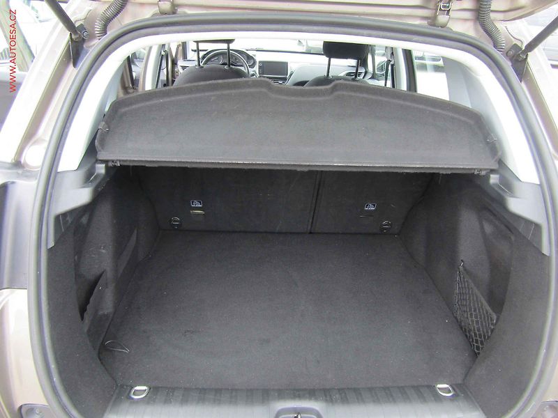 Peugeot 2008 (2017) 1.2 i, 1.maj,ČR, AC, výhřev - fotka 7 z 17