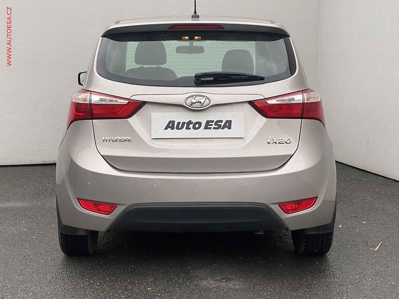 Hyundai ix20 (2016) 1.6 GDi, ČR, AT, park.čidla - fotka 5 z 18