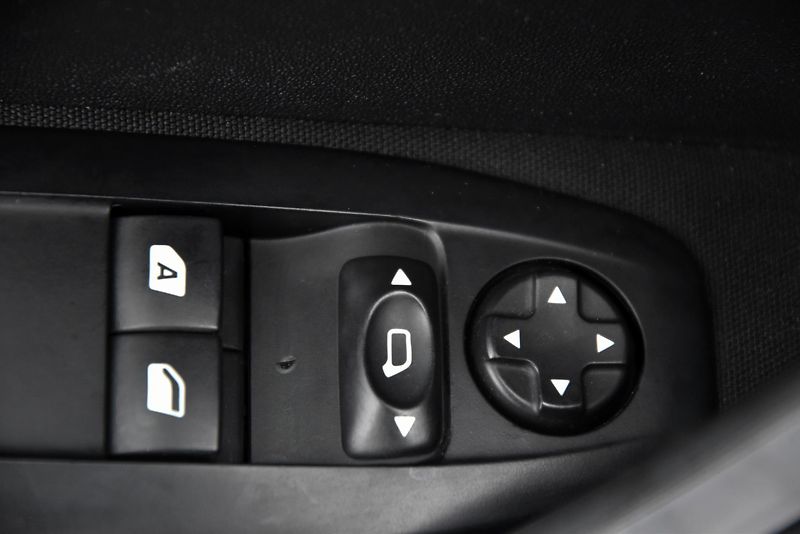 Peugeot 2008 1.2, KLIMATIZACE, TEMPOMAT - fotka 8 z 36