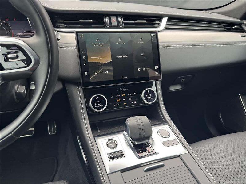 Jaguar F-Pace 3,0 R-DYNAMIC SE AWD DPH - fotka 18 z 33