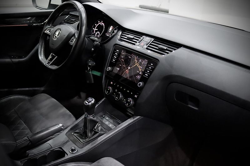 Škoda Octavia 3 FL Combi 2.0 TSI 169 kW RS - fotka 13 z 42