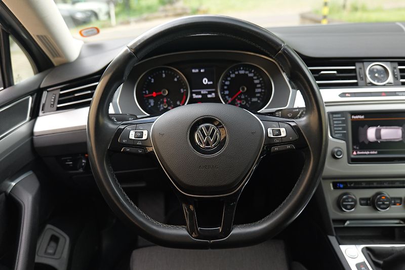 Volkswagen Passat 2.0 TDI 110 kW DCC BLIS ACC Ta - fotka 16 z 34