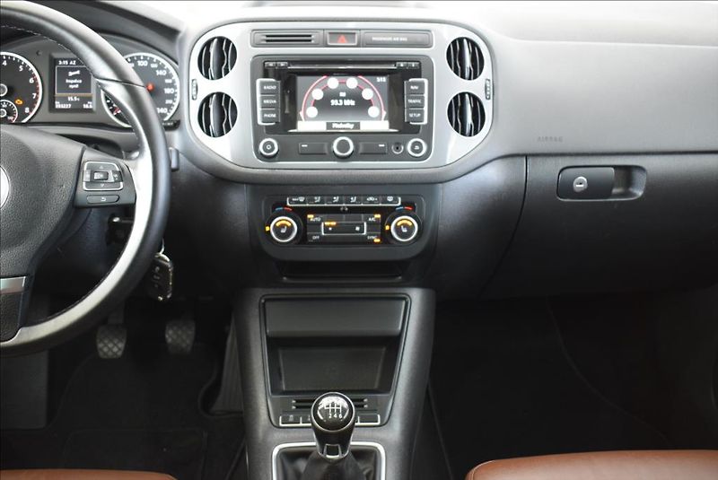Volkswagen Tiguan 1,4 TSi, 1.maj,navi,kůže,pano, - fotka 17 z 32