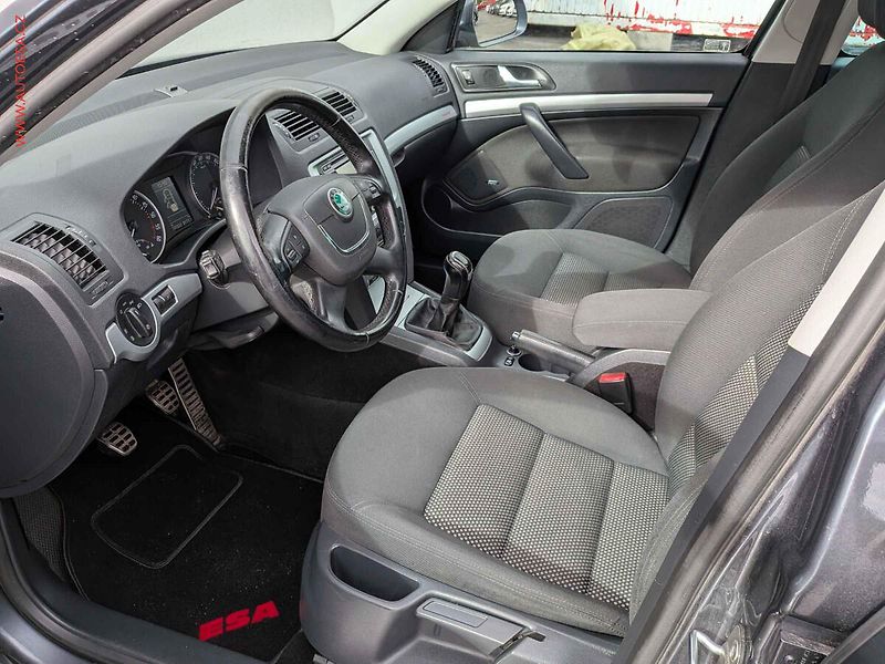 Škoda Octavia (2012) 2.0TDi 4x4, Scout, xenon - fotka 9 z 15