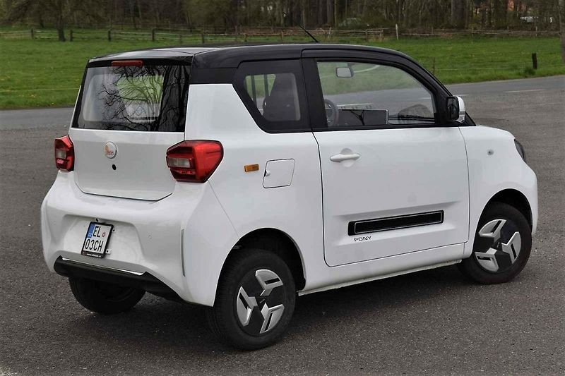 Na venkovských silnicích elektrický Pony stačí tempu okolního provozu
