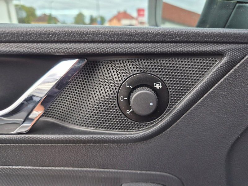 Škoda Rapid (2013) Ambition 1.6 TDI 77 kW 5°manuá - fotka 25 z 27