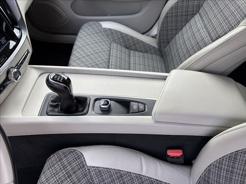 Volvo V60 2,0 D3 110 KW MOMENTUM MANUAL - fotka 15 z 26