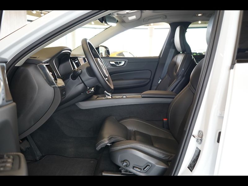 Volvo XC60 T8 PLUS Dark, Ventilace, 360° - fotka 17 z 48