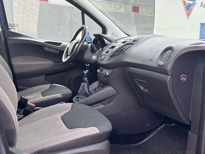 Ford Tourneo Courier (2017) 1.0 EcoBoost 74kW - fotka 26 z 34