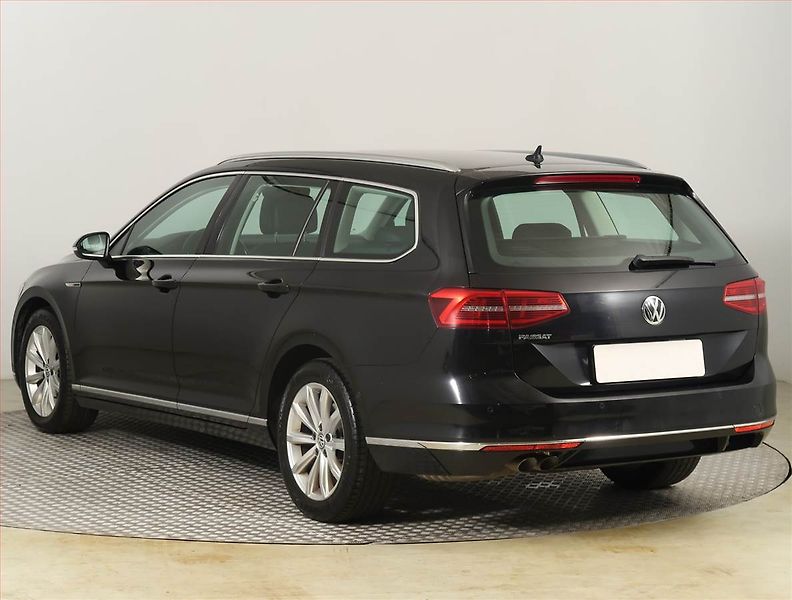 Volkswagen Passat (2018) 2.0 TDI, 4X4, Automat, Kůže - fotka 4 z 19