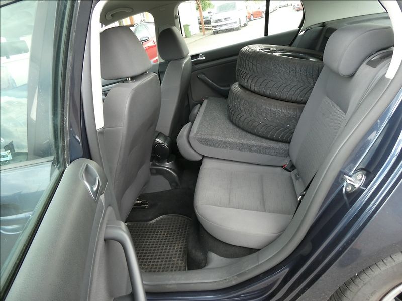 Volkswagen Golf 1,4 i16V serviska,ČR,2.majitel - fotka 22 z 49