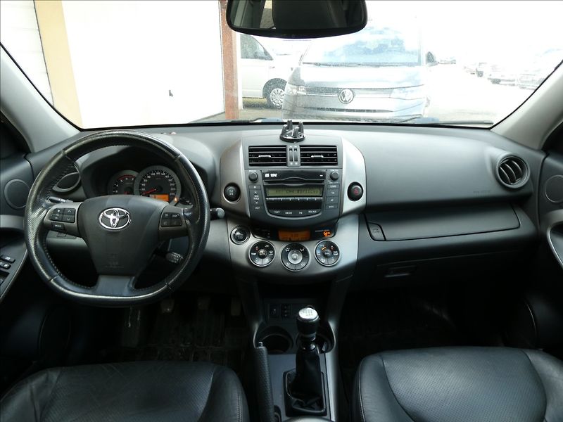 Toyota RAV4 2,2 D-4D 110kW 4x4,ČR,2.majite - fotka 24 z 40