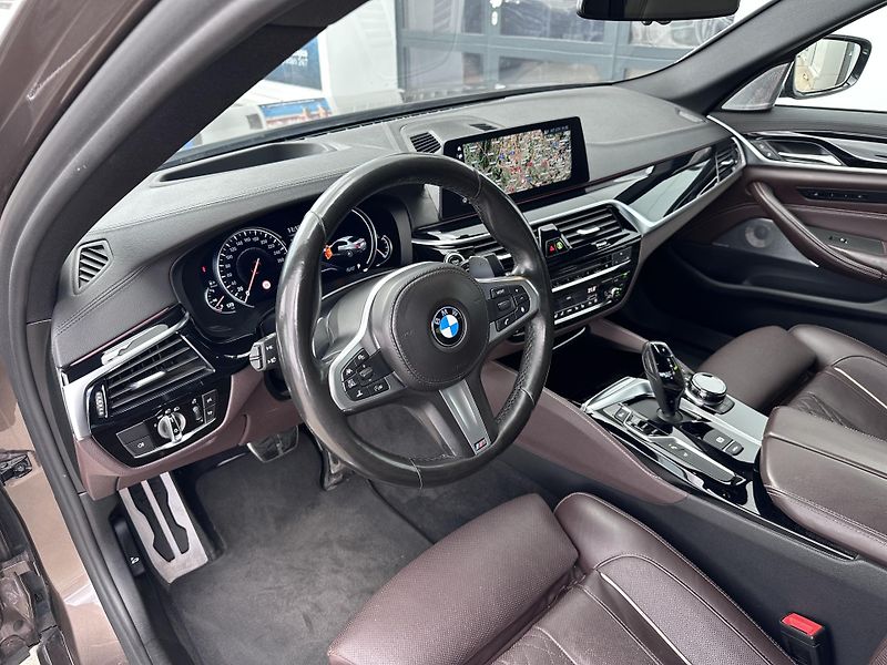 BMW Řada 5 M550d xDrive - fotka 15 z 33