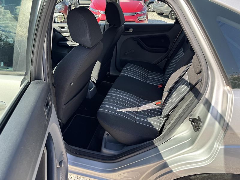 Ford Focus (2010) 1.6-16V,rezervace  - fotka 16 z 28
