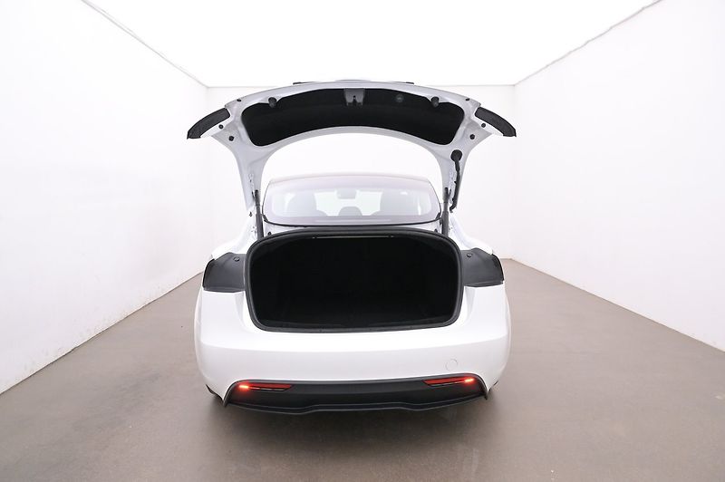 Tesla Model 3 long Range AWD Highland - fotka 21 z 23