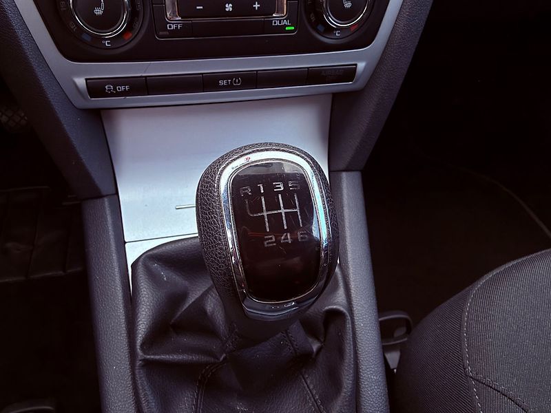 Škoda Octavia 1.4 TSi Elegance, Serviska - fotka 21 z 25