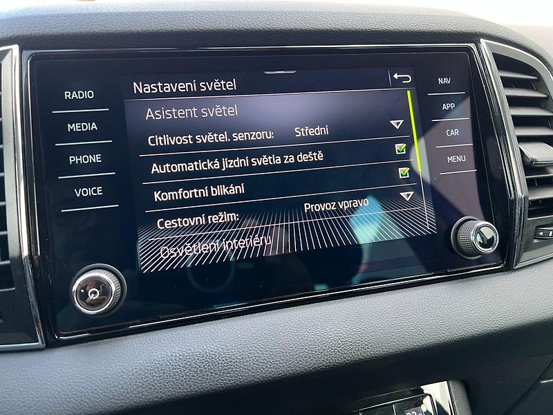 Škoda Karoq (2022) 2.0TDi Style+! Tažné! ČR+1.maj - fotka 36 z 42