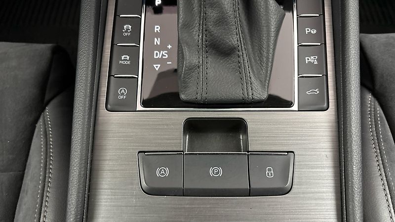 Škoda Superb 2.0 TDI DSG 4x4 Scout Combi - fotka 28 z 35