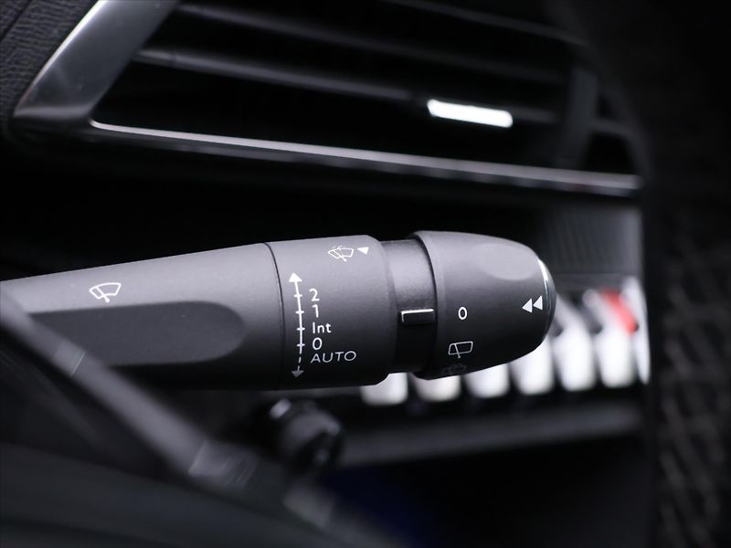 Peugeot 5008 1,5 HDI 96kW Allure 7-Míst DPH - fotka 21 z 36